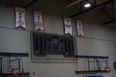 Tableau d'affichage dans SAM gymnase avec des bannières récompenses de basket-ball